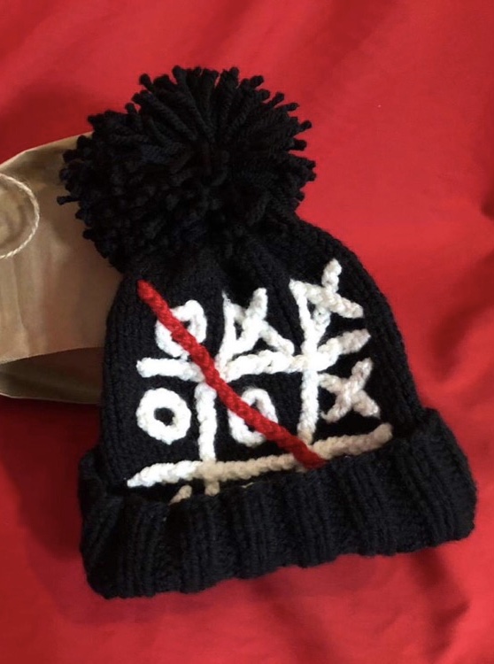 X/O knitted black hat with a pompon (Made to order)